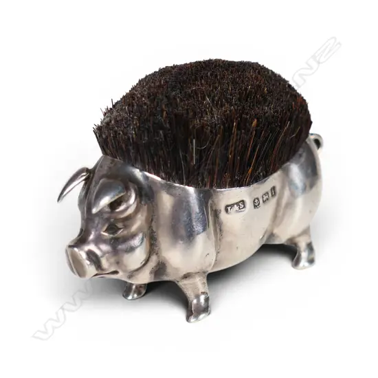 An Edwardian silver pig form pen wipe,