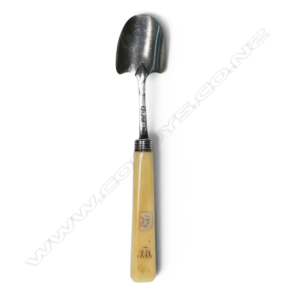 A George III silver bladed stilton cheese scoop, Image 1++