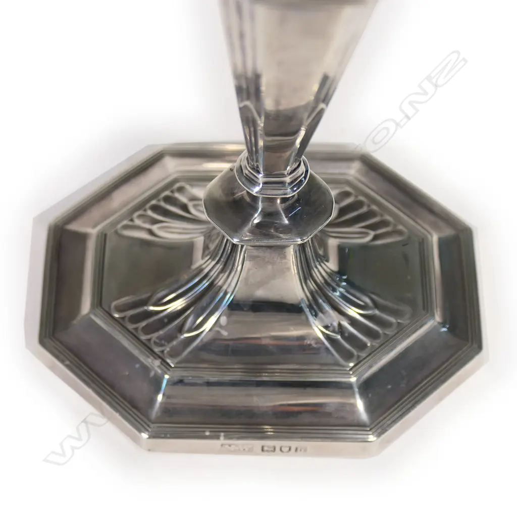 A pair of Edwardian silver column candlesticks, Image 1++