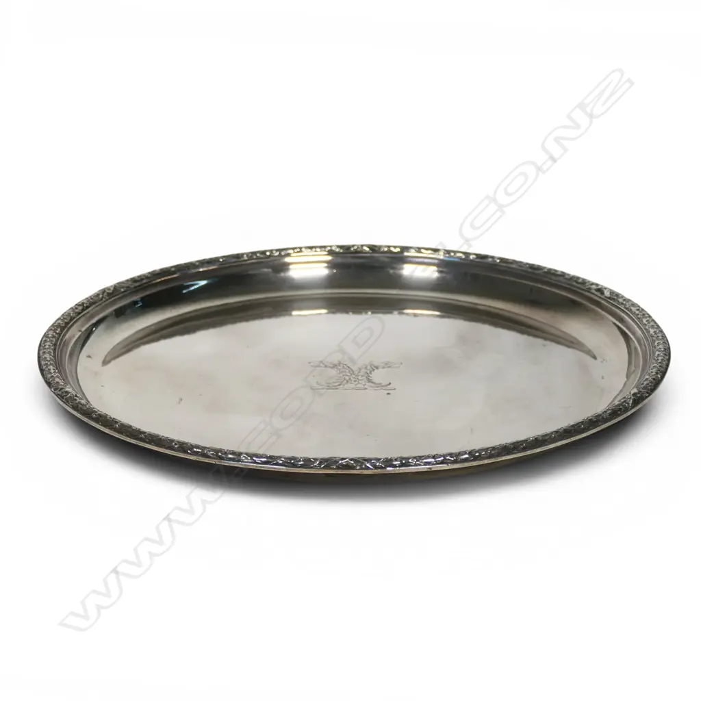 An elegant 19thC French silver salver, Image 1++