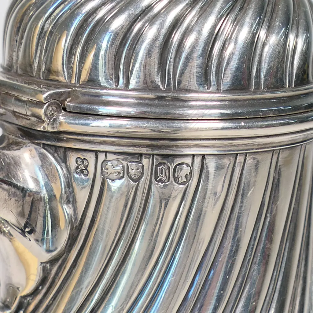 A Victorian sterling silver teapot, Image 1++