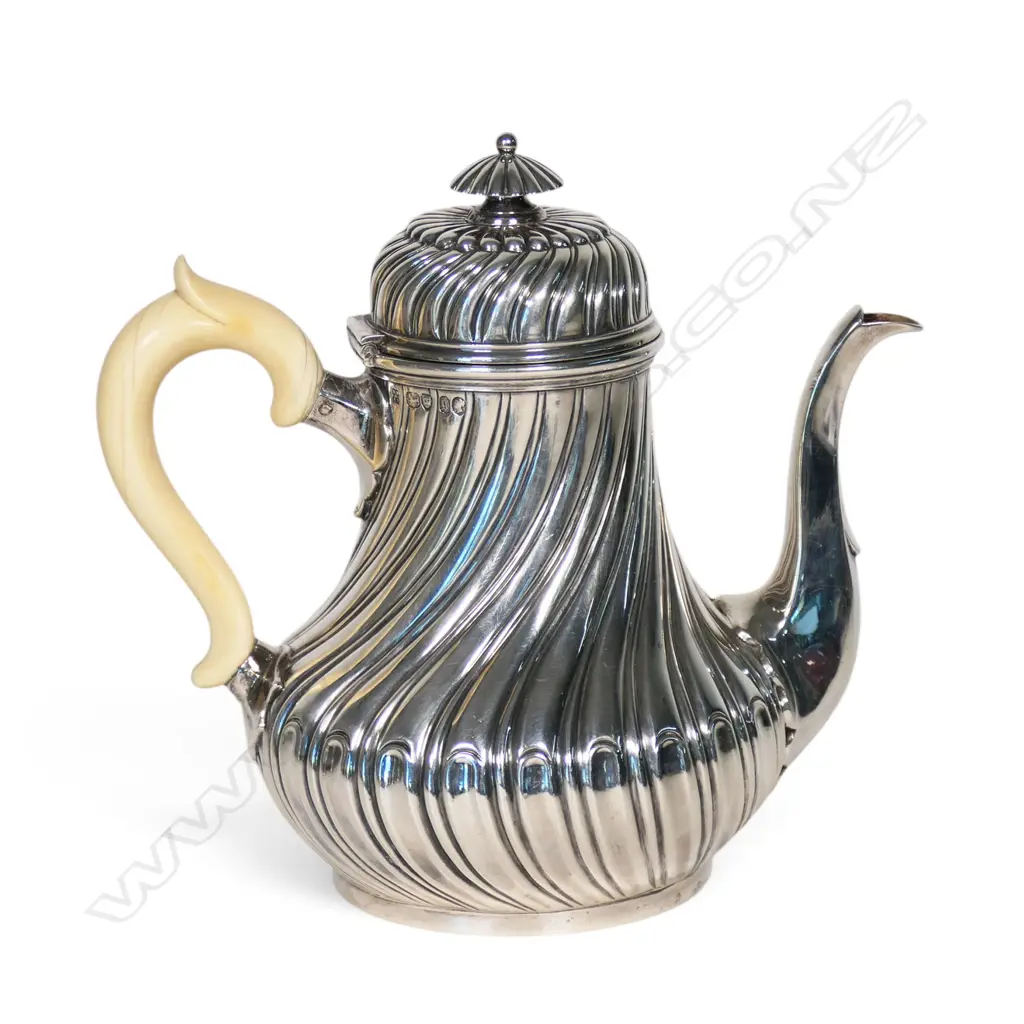 A Victorian sterling silver teapot, Image 1++