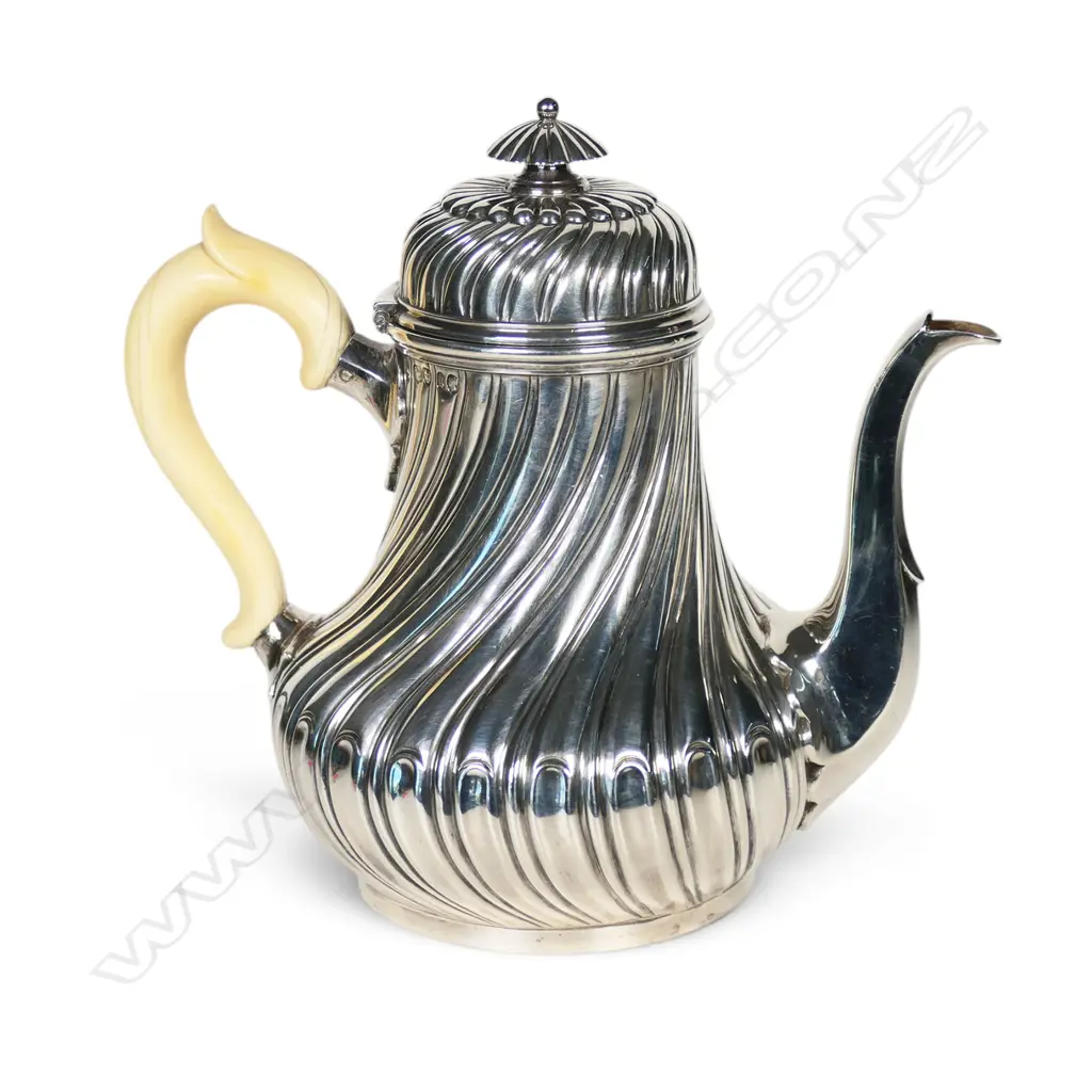 A Victorian sterling silver teapot, Image 1++