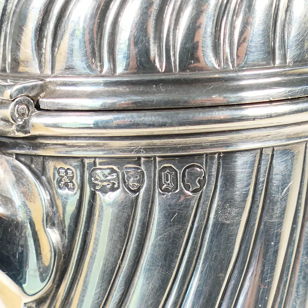 A Victorian sterling silver teapot, Image 1++
