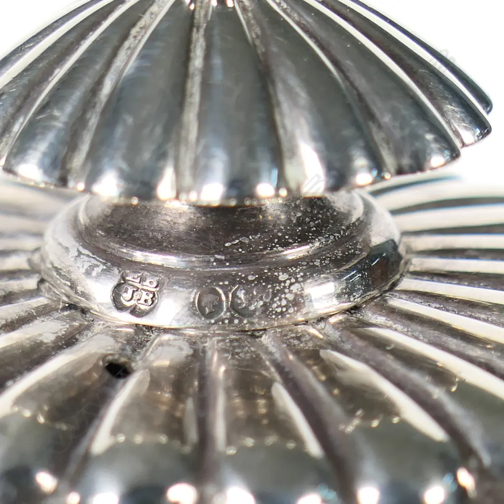 A Victorian sterling silver teapot, Image 1++