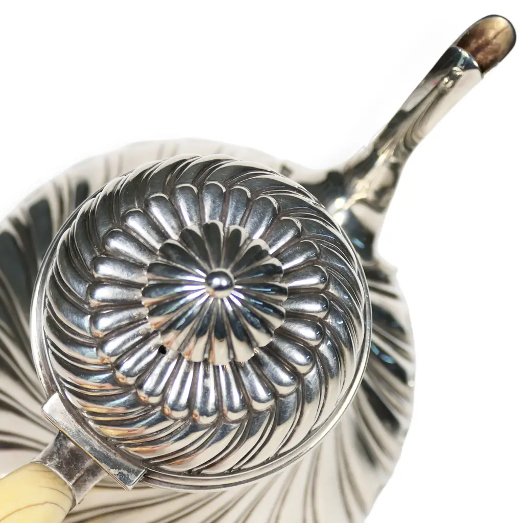 A Victorian sterling silver teapot, Image 1++