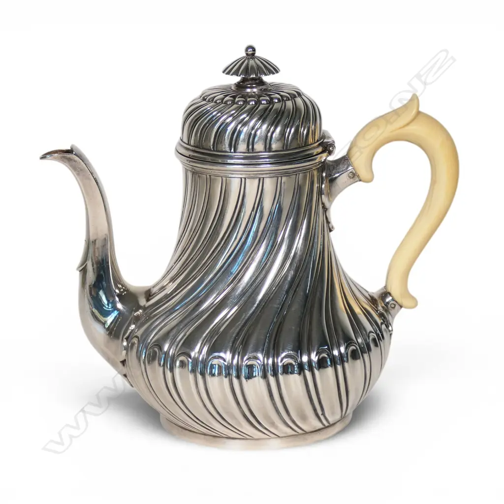 A Victorian sterling silver teapot, Image 1++