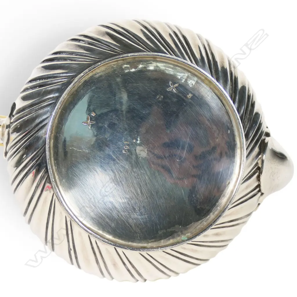A Victorian sterling silver teapot, Image 1++