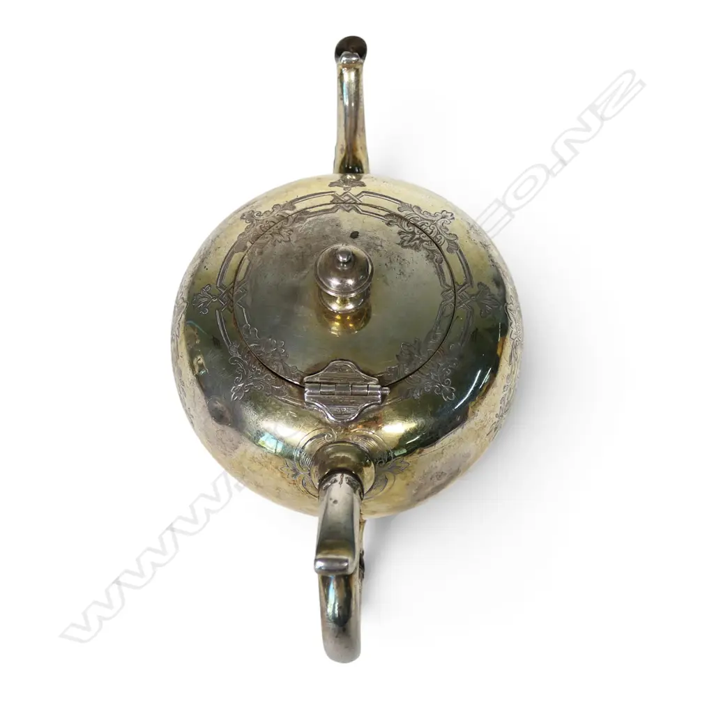 A Victorian silver George I-style bullet teapot, Image 1++