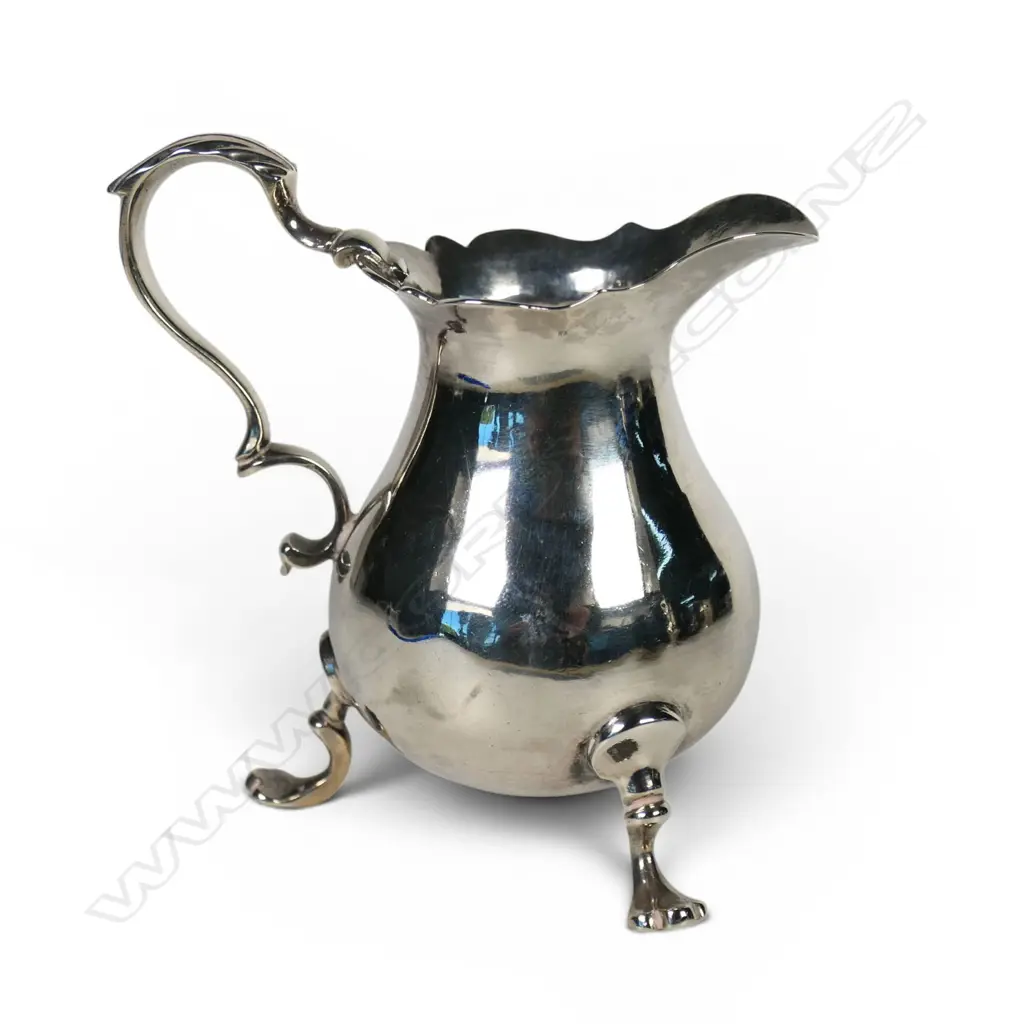 A George II silver baluster cream jug, Image 1++