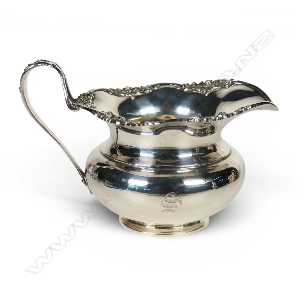 An early 20thC silver milk jug, Image 1++