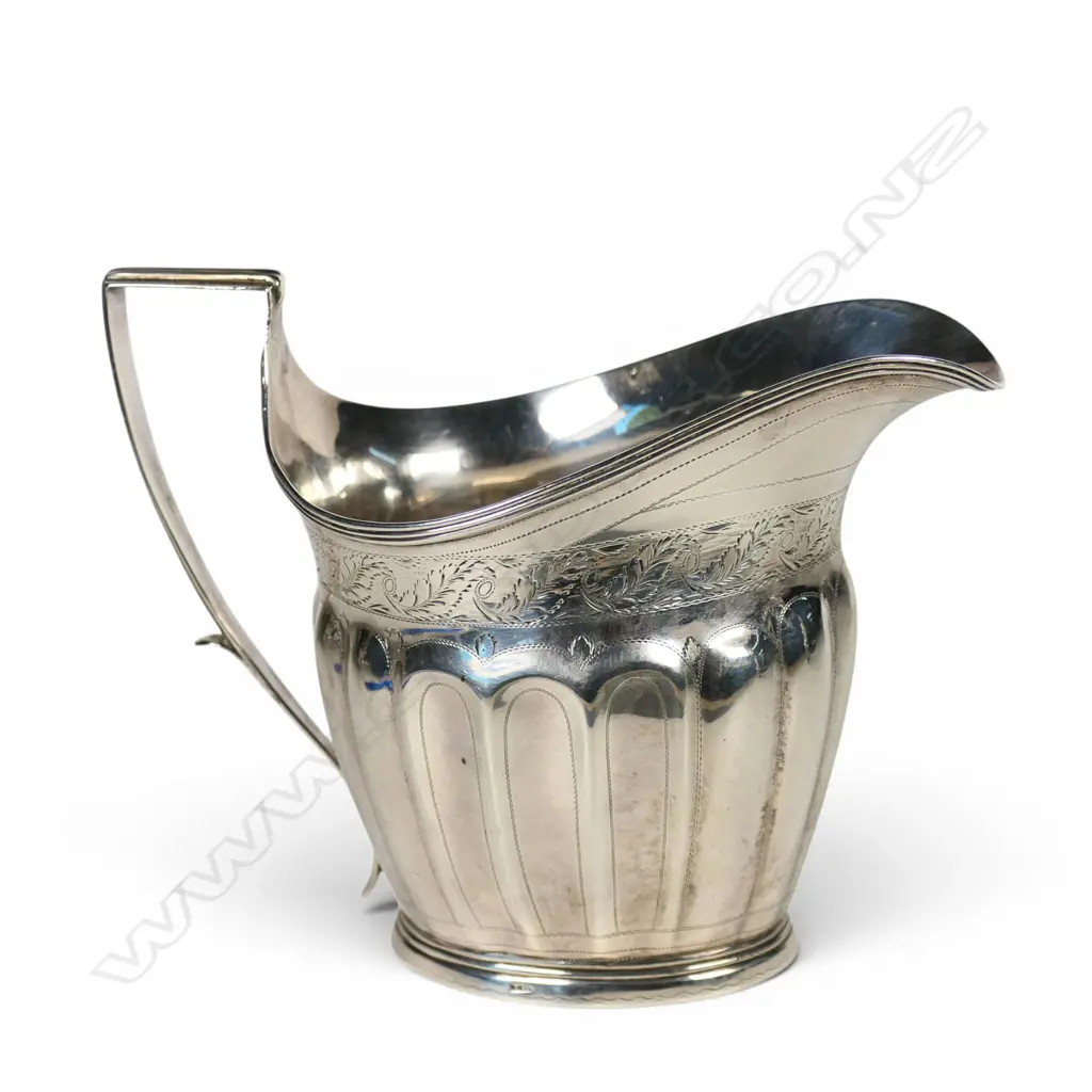 A George III silver flat bottom cream jug, Image 1++