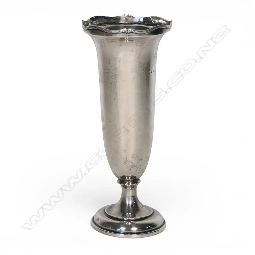 A tall silver trumpet vase, Image 1++