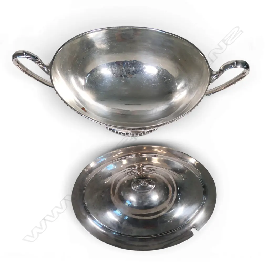 A large silver plate early 20thC soup tureen, Image 1++