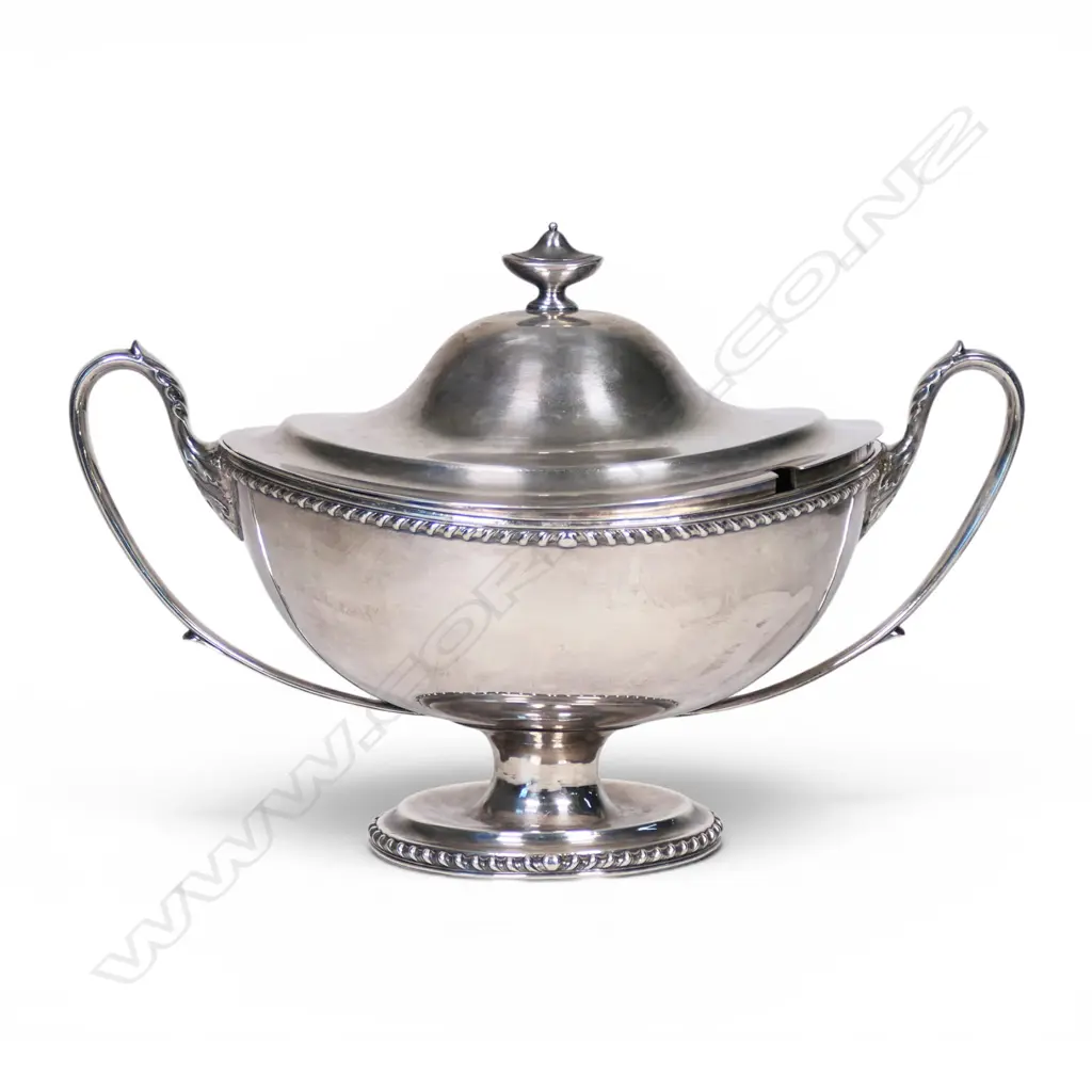 A large silver plate early 20thC soup tureen, Image 1++