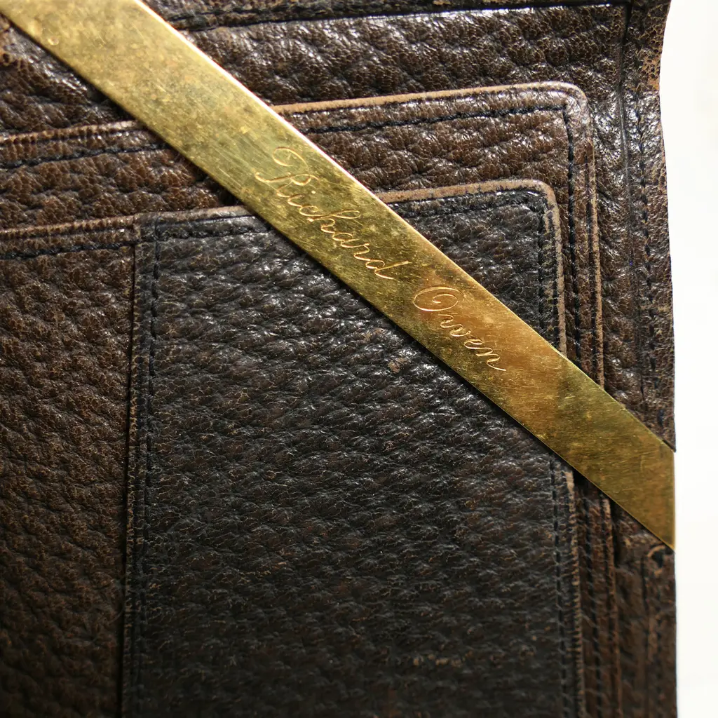 An early 20thC Cartier pig skin wallet with 18ct gold name bar, Image 1++