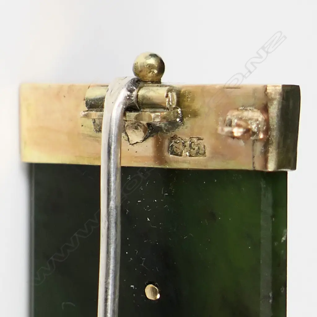 A late-19thC 9ct gold and pounamu brooch 'Aroha Mau Tonu', Image 1++
