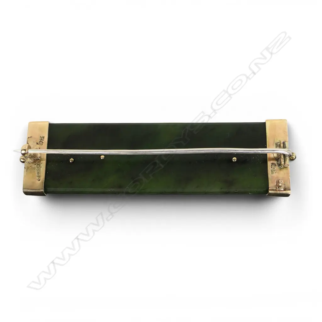 A late-19thC 9ct gold and pounamu brooch 'Aroha Mau Tonu', Image 1++