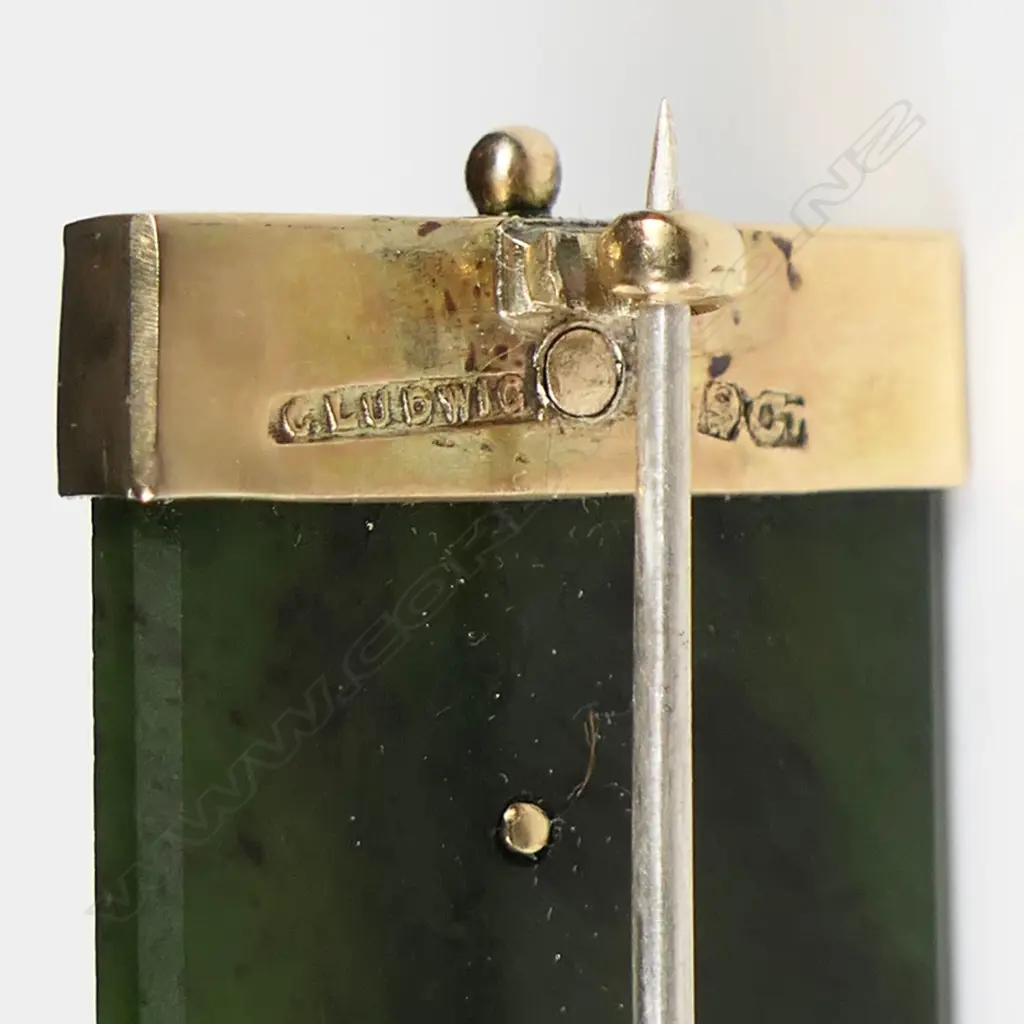 A late-19thC 9ct gold and pounamu brooch 'Aroha Mau Tonu', Image 1++