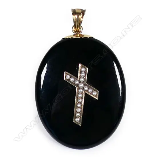 A Victorian 15ct gold and onyx mourning pendant,