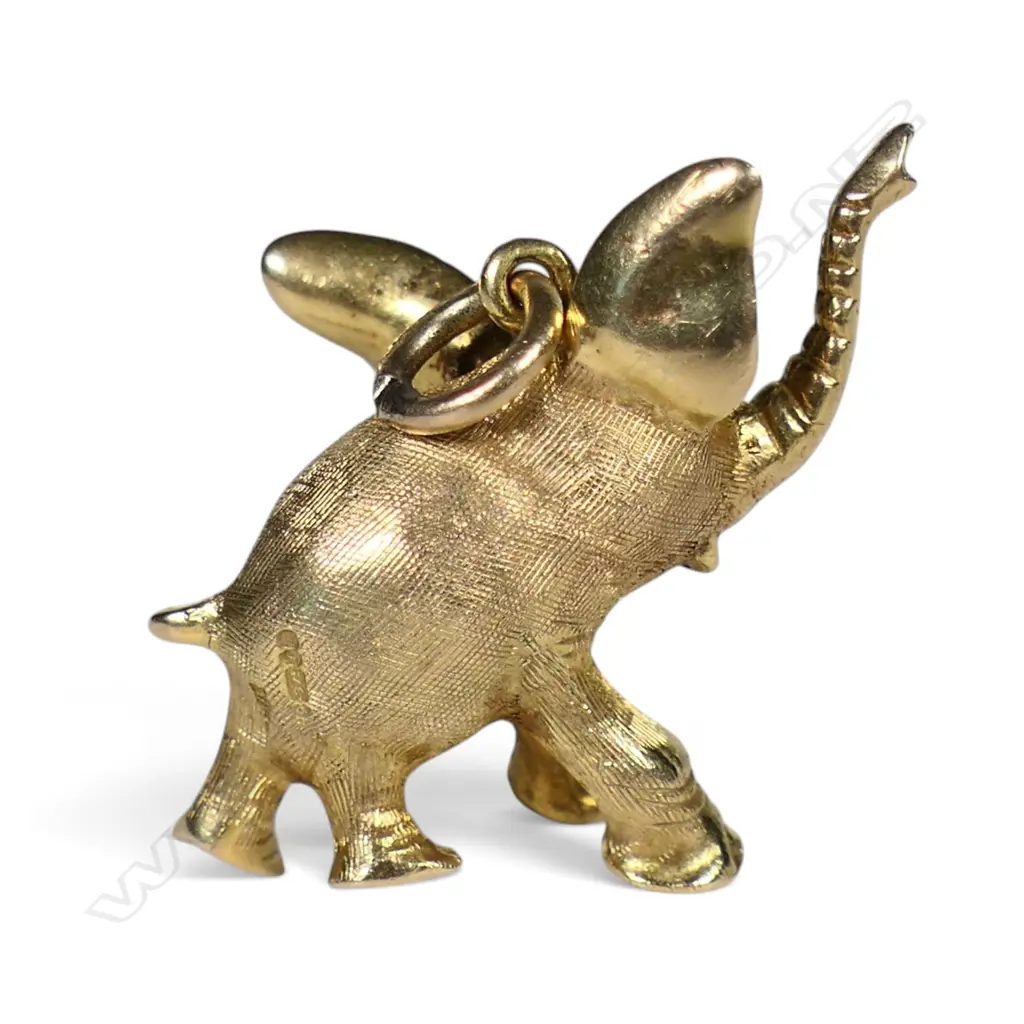 A 9ct gold 'Dumbo' pendant, Image 1++
