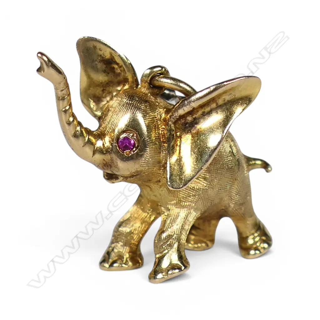 A 9ct gold 'Dumbo' pendant, Image 1++