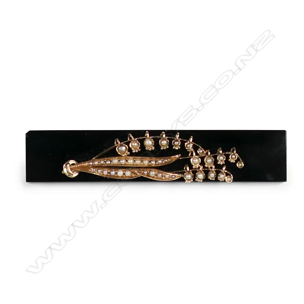 A Victorian onyx and 14ct gold brooch, Image 1++