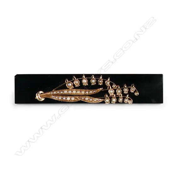A Victorian onyx and 14ct gold brooch,