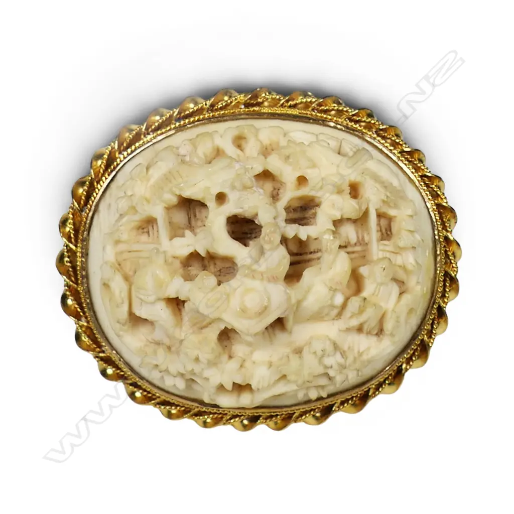 A late 19thC finely Chinese carved ivory brooch in 18ct gold frame, Image 1++