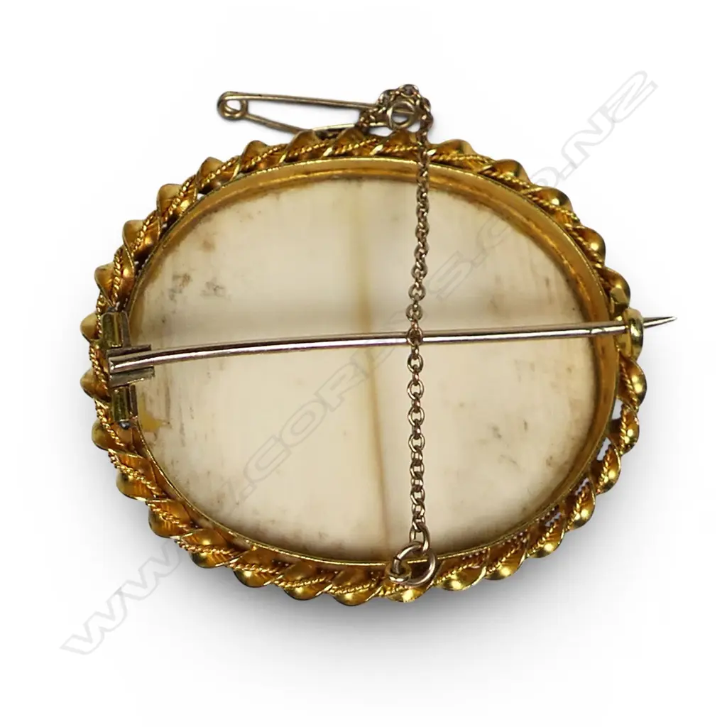 A late 19thC finely Chinese carved ivory brooch in 18ct gold frame, Image 1++