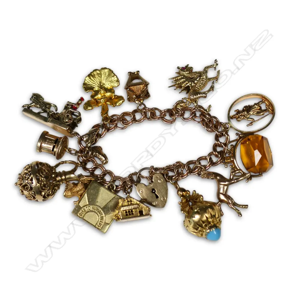 A 9ct gold charm bracelet, Image 1++