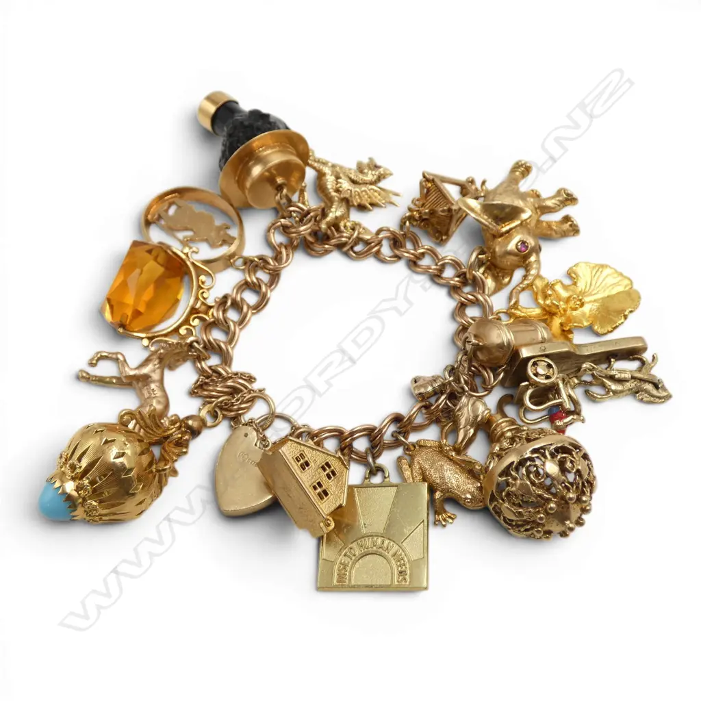 A 9ct gold charm bracelet, Image 1++