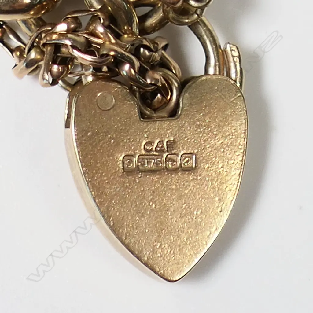 A vintage 9ct gold curb link charm bracelet, Image 1++