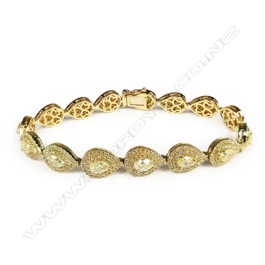 An 18ct yellow gold and yellow diamond encrusted bracelet, Image 1++