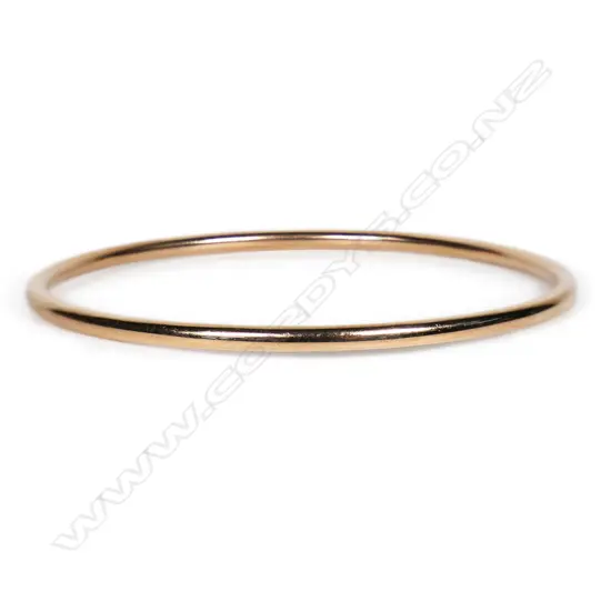 A solid 9ct rose gold bangle,
