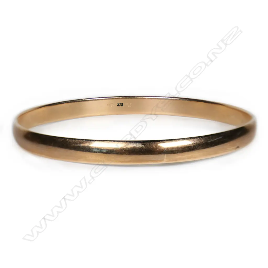 A solid 9ct rose gold bangle, Image 1++