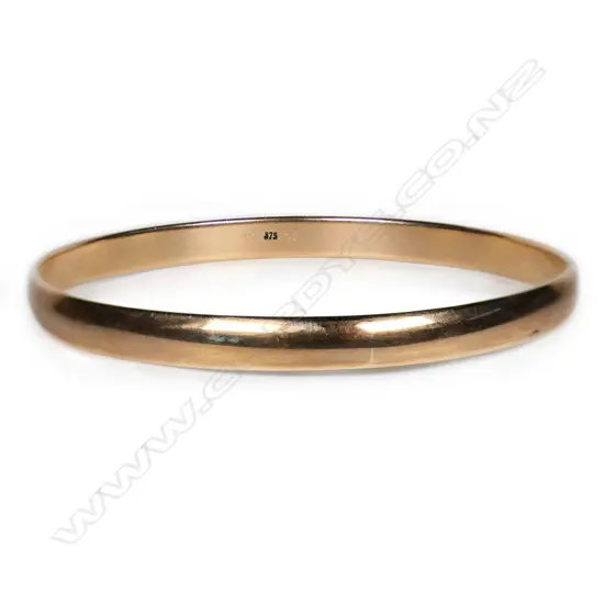 A solid 9ct rose gold bangle,