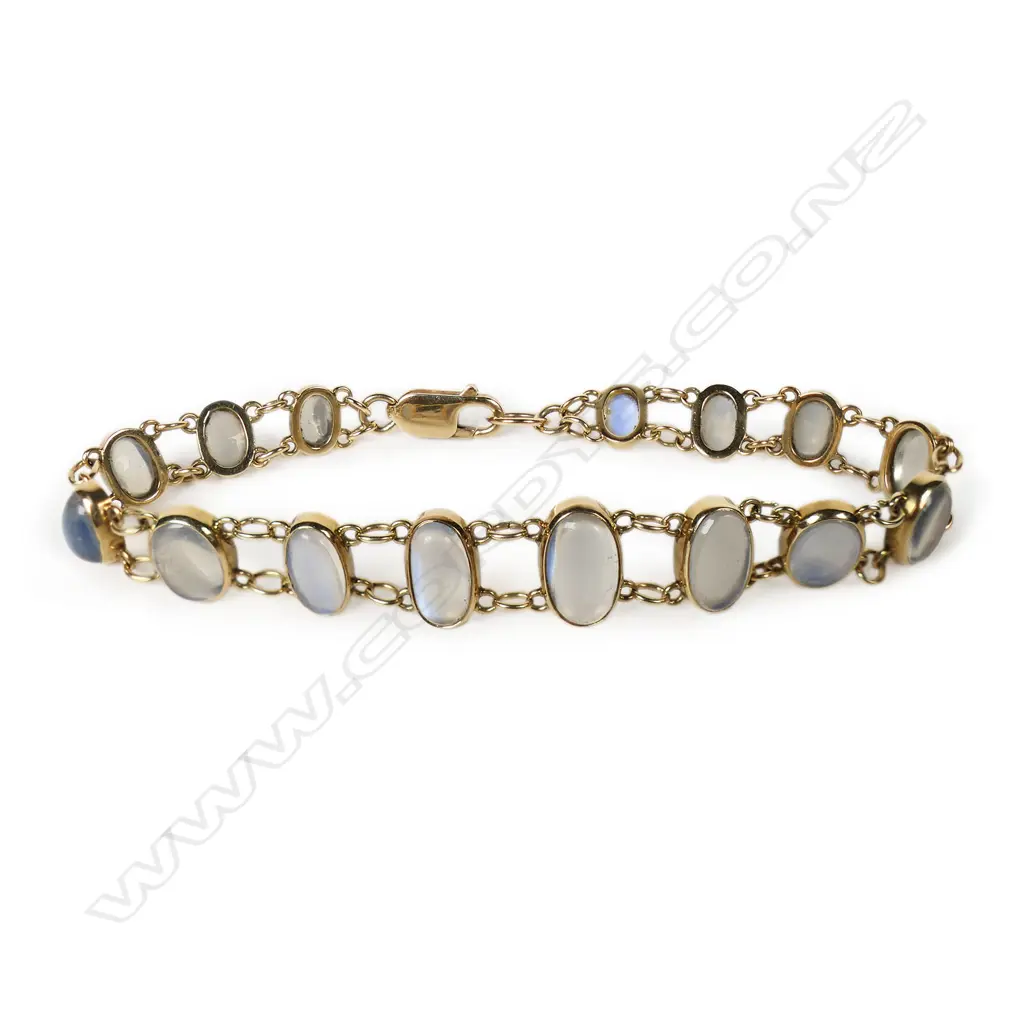 A vintage 9ct yellow gold and moonstone bracelet, Image 1++