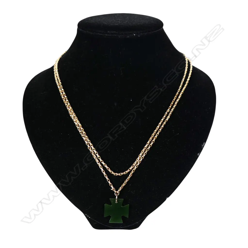 A c.1900 9ct. gold muff link chain with greenstone Maltese cross pendant, Image 1++