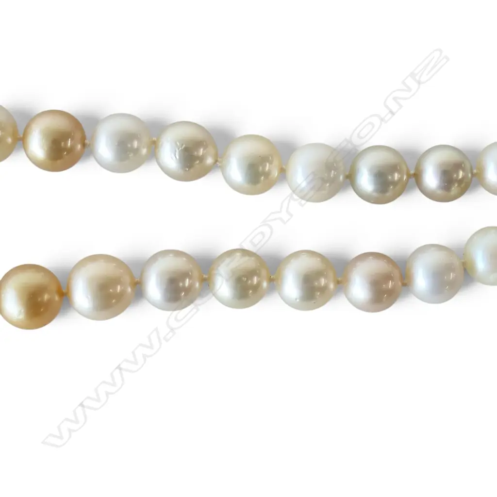 A graduating strand of variously coloured pearls, Image 1++