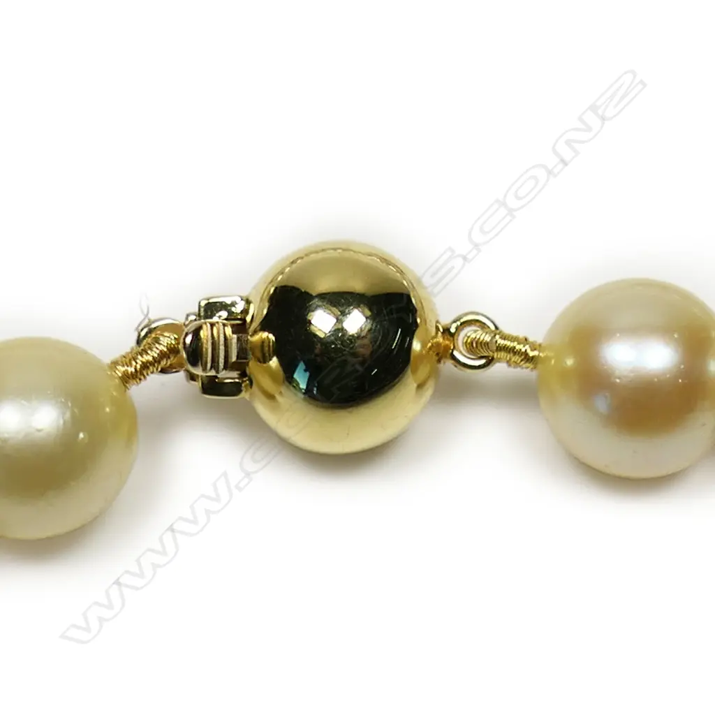 A graduating strand of variously coloured pearls, Image 1++
