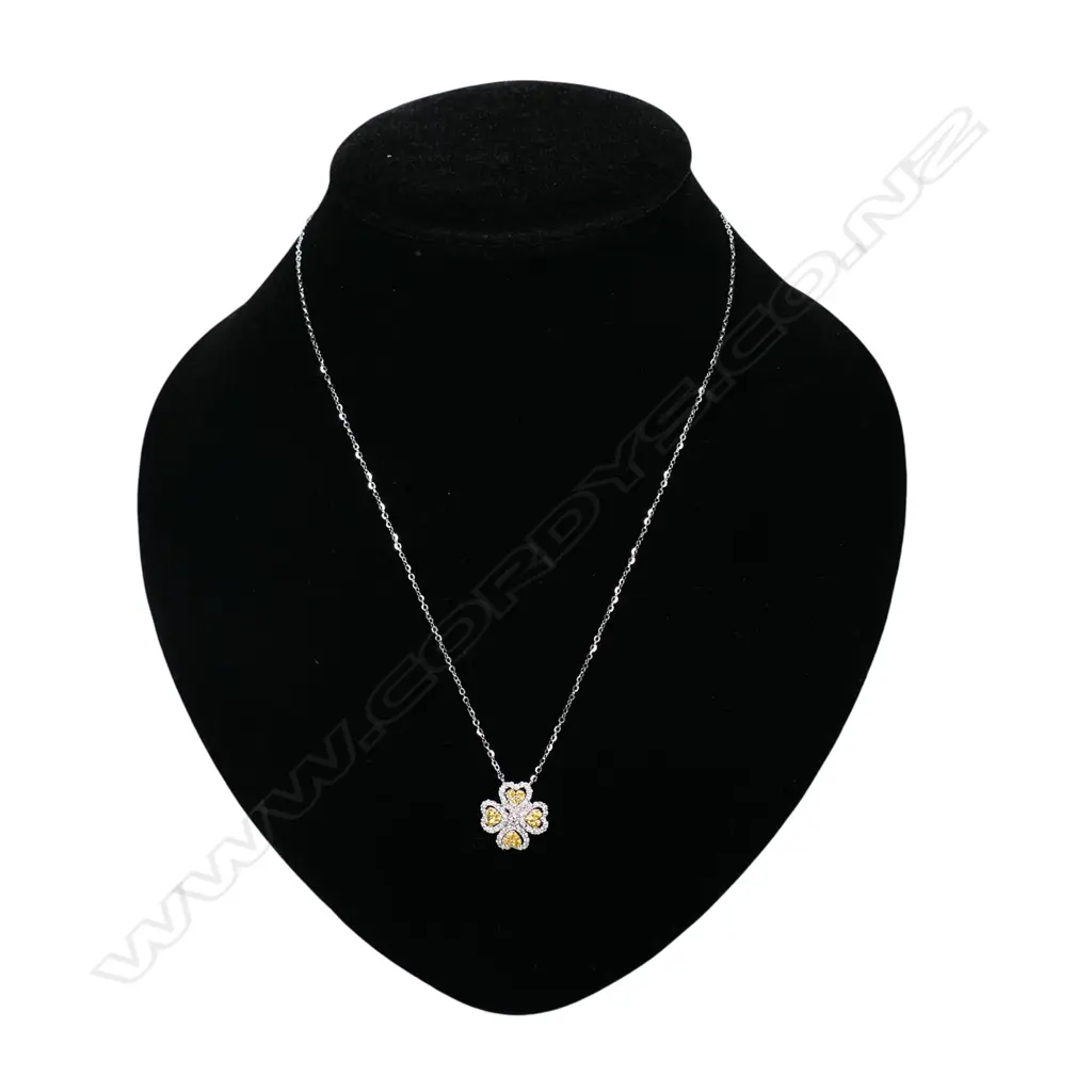 An 18ct white yellow and white diamond pendant, Image 1++