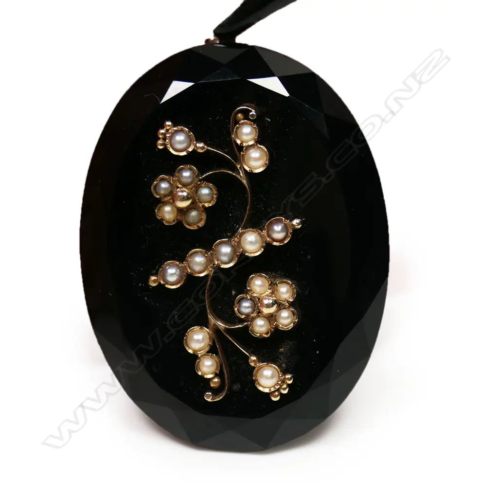 A Victorian 15ct gold and onyx necklace and locket, Image 1++