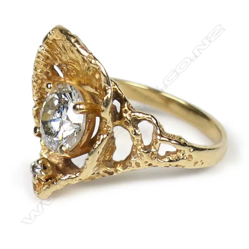 An 18ct gold and diamond dress ring, Image 1++