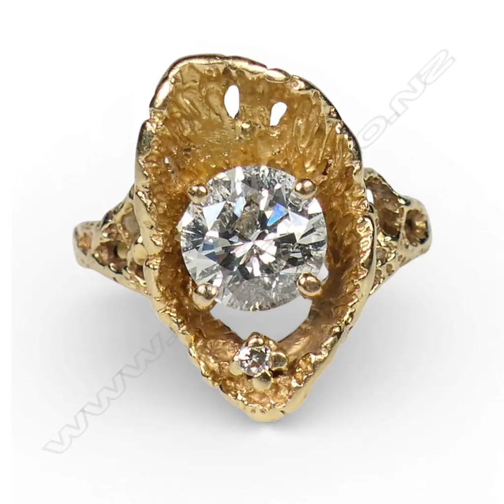 An 18ct gold and diamond dress ring, Image 1++