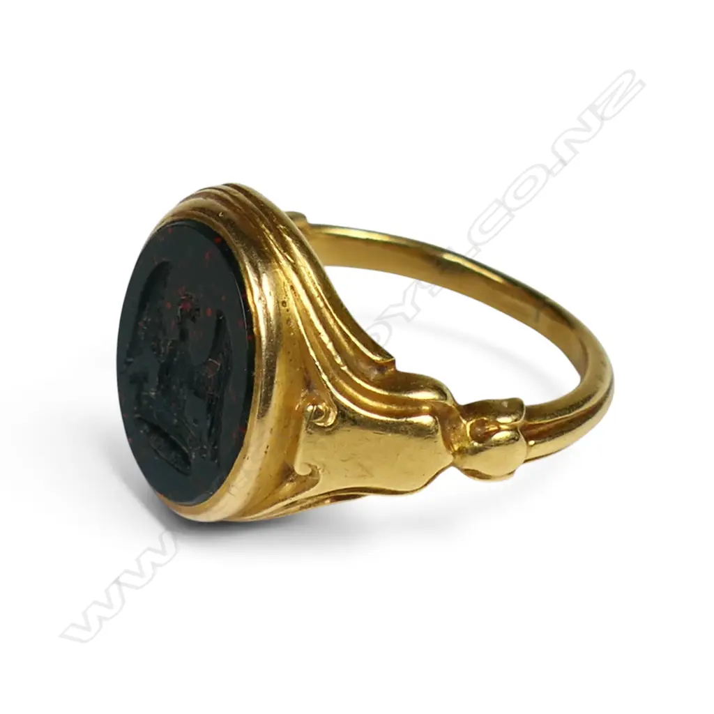 A vintage 18ct yellow gold and bloodstone signet ring, Image 1++