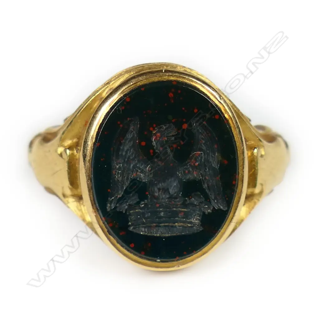 A vintage 18ct yellow gold and bloodstone signet ring, Image 1++