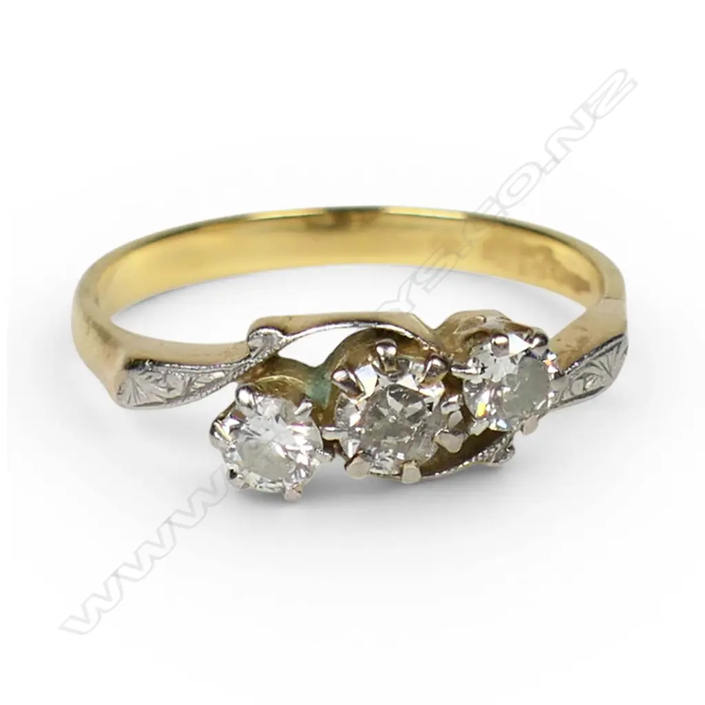 An early 20thC18ct gold three stone diamond ring, Image 1++