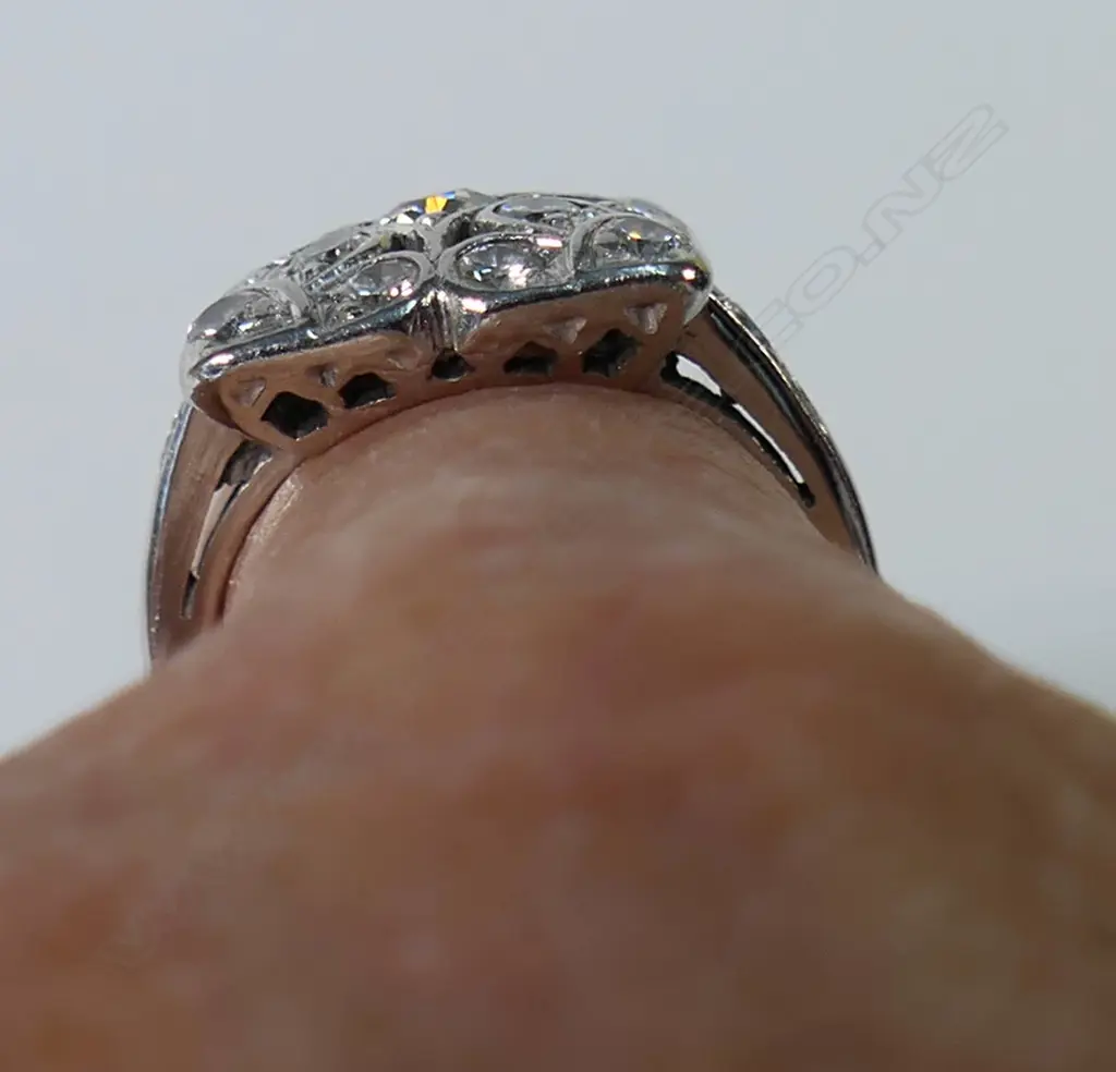 An Art Deco platinum and diamond dress ring, Image 1++