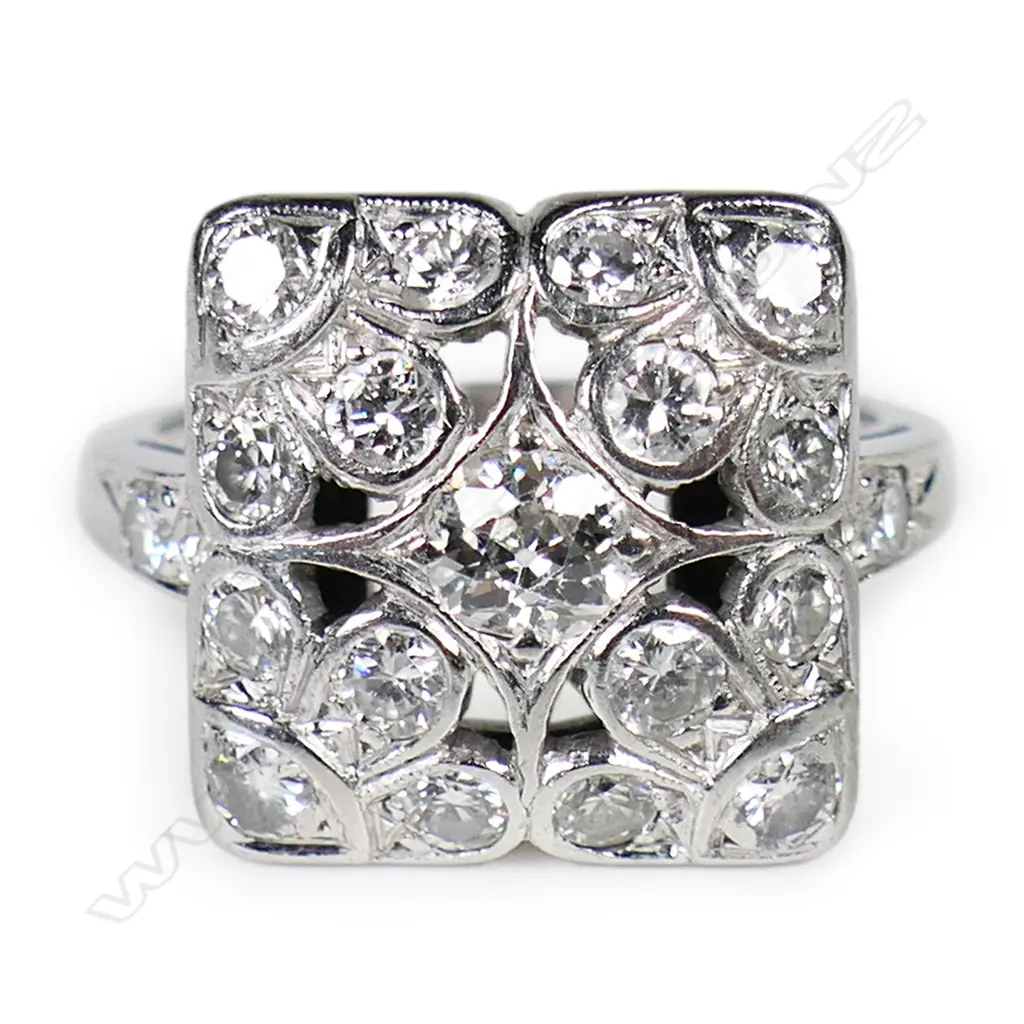 An Art Deco platinum and diamond dress ring, Image 1++